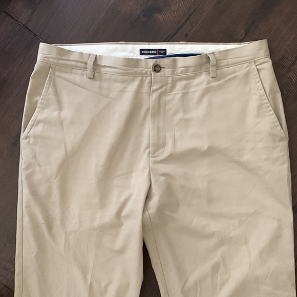 DOCKERS KHAKIS CLASSIC FIT 38 x 29 TAN - Picture 3 of 8